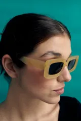 Lentes de sol rectangulares color negro con protección UV.