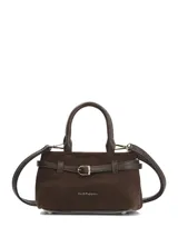 Cartera Hush Puppies modelo Leighton, confeccionada en gamuza color marrón, con diseño estructurado, doble asa de mano y detalle de cinturón con hebilla metálica en el frente.