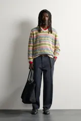 Jersey de punto regular fit, tejido en hilatura de lino, con cuello en V y manga larga. Presenta un diseño de patrones geométricos multicolores y acabados en rib. Colección especial Aaron Levine x Zara.