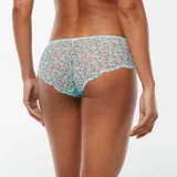 Culotte de encaje con estampado de flores en tonos celeste, rosa y verde.