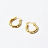 Par de aros tipo argolla dorados con cierre de clip.