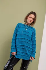 Buzo turquesa de algodón con calado espigado, corte oversized y tajos laterales.