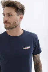 Remera azul marino de manga corta con pequeño estampado en el pecho.