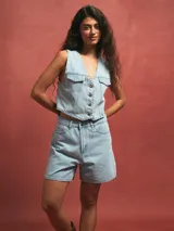 Short de denim gris claro, tiro alto, con bolsillos delanteros y traseros.