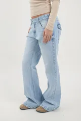 Jean de tiro bajo color celeste claro, corte holgado estilo baggy con bolsillos traseros con solapa y detalle de etiqueta de cuerina en la parte posterior.