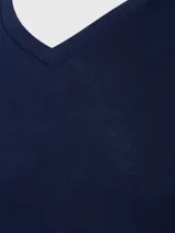 Pack de tres remeras de cuello en V, confeccionadas en algodón, con logo de la marca bordado en el dobladillo inferior.