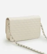 Bolso estructurado de Satinato color blanco, con textura capitoneada, solapa frontal y correa de cadena dorada.