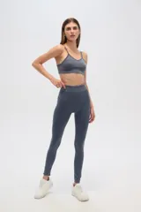 Calza negra de calce alto y al cuerpo.