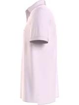 Chomba de corte regular confeccionada en mezcla de algodón y elastano. Presenta cuello tipo polo, cartera de dos botones, mangas cortas y el logo de la marca bordado en el pecho.