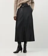 Pollera midi de corte recto y amplio, confeccionada en poliuretano con acabado que imita el cuero. Presenta un diseño de tiro alto con cinturón incluido que cuenta con hebilla metálica.