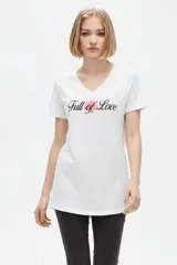 Remera de manga corta color blanco con cuello en V, corte al cuerpo y estampa frontal con la frase "Full of Love" y un diseño en tono rosado.