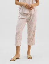 Conjunto pijama de remera de manga corta y pantalón capri blanco con delicado estampado floral en tonos rosados y verdes, confeccionado en tejido acanalado fino con escote redondo y detalle de gota con botón.