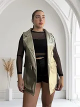 Chaleco largo dorado con textura simil piel de reptil, solapas y bolsillos delanteros.