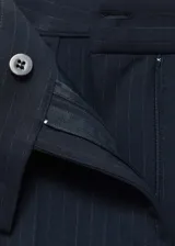 Pantalon de vestir de corte recto y tiro medio, confeccionado en tejido ligero con textura sutil. Presenta cierre de cremallera con botón, trabillas para cinturón y bolsillos laterales de ribete.