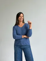 Sweater de punto color azul, con escote en V, manga larga y diseño de calce holgado.
