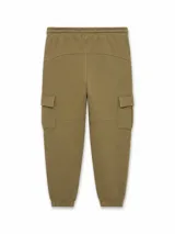 Pantalón de jogging tipo cargo color beige, con cintura elástica y cordón ajustable. Presenta bolsillos laterales con solapa, costuras reforzadas en las rodillas y puños elásticos en los tobillos. Incluye un pequeño logo bordado en la parte superior.