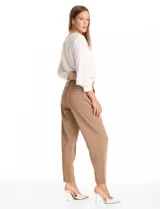 Pantalón de corte relajado con frente liso y cintura elástica en la parte posterior. Presenta una silueta fluida con pierna sutilmente entallada, bolsillos laterales diagonales y bolsillos traseros simulados.