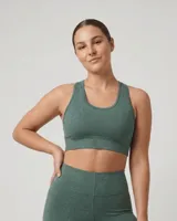 Top deportivo de bretel ancho, color verde jaspeado, sin relleno (push up).