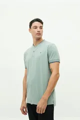 Polo de manga corta color verde agua, con cuello henley y logo bordado en el pecho.