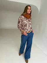 Sweater de lanilla con cashmere, de manga larga y cuello redondo, con estampado paisley en tonos marrones y crudo.