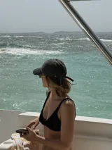 Top de bikini negro con breteles finos.