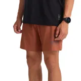 Bermuda deportiva Roark Bommer 2.0 7", color naranja, con forro de compresión integrado, bolsillo para celular en el muslo y detalle de estampado gráfico en la pierna izquierda.