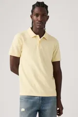 Remera polo Levi's de color amarillo claro, con cuello clásico y cierre frontal de botones, manga corta y corte recto.