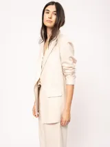 Blazer oversized color beige de corte recto, confeccionado en tela con lino.