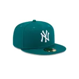 Gorra New Era 59FIFTY New York Yankees League Essential, color verde con logo de los Yankees bordado en blanco en el frente y logo de la MLB en la parte trasera. Tiene corona estructurada y diseño ajustado por tallas.