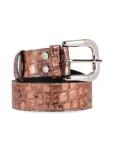 Cinturón de cuero color cobre con textura de cocodrilo y hebilla metálica plateada.