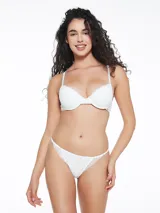 Colaless blanca con detalle de puntilla en los bordes.