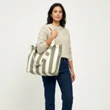 Bolso tote amplio de lona de algodón con diseño de rayas verticales en color verde y blanco, con manijas largas para llevar al hombro.