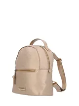 Mochila Hush Puppies de ecocuero metalizado color dorado, con compartimento principal y bolsillos con cierre en la parte frontal y trasera. Incluye asa superior, correas ajustables y llavero colgante con flecos y dije del logo.