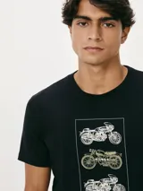 Remera de corte regular color beige con cuello redondo, mangas cortas y estampa frontal de pequeños nudos marineros en tono azul.