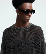 Suéter de punto texturizado color gris oscuro, con cuello redondo, mangas largas y detalle jacquard localizado en el pecho. Confeccionado en algodón.