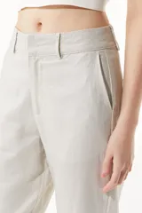 Pantalón chino de tiro medio-alto y pierna recta, confeccionado en tejido de lino y viscosa metalizado color gris.