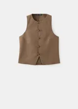 Chaleco marrón de mezcla de algodón y lino, con cuello redondo, sin mangas y cierre delantero con botones tipo nudo chino.
