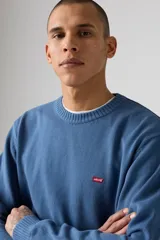 Sweater de punto celeste con cuello redondo y logo pequeño de Levi's bordado en rojo en el pecho.