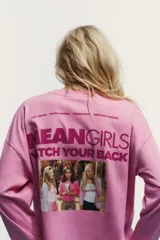 Camiseta de manga larga en color rosado con cuello redondo. Presenta un estampado frontal con la frase 'On Wednesday we wear pink' y el logo de Mean Girls en color fucsia.
