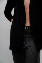 Cárdigan abierto color marrón de punto bouclé, confeccionado en 100% baby alpaca.