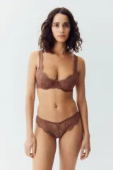 Soutien push-up de encaje color marrón con aros y copas con relleno. Tiene breteles ajustables y cierre de corchetes en la espalda.