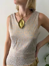 Top de brocato color beige con estampado floral en gris, escote en V y espalda baja con lazo regulable.