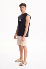 Musculosa negra de algodón, con diseño sin mangas y estampado en la espalda que incluye un patrón de cuadros blancos y el texto "street culture".
