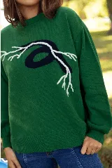 Sweater de lana merino color verde, con diseño de raíces en contraste en el frente, cuello redondo y corte holgado.