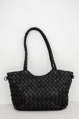 Cartera de cuero marrón con diseño trenzado y asas de hombro trenzadas.