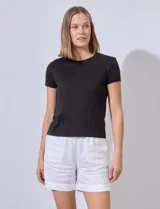 Remera negra de algodón y viscosa, de corte clásico y mangas cortas.