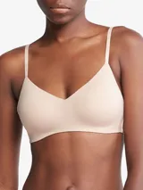 Corpiño Calvin Klein de diseño minimalista, con escote en V y copas ligeramente forradas sin aros. Presenta tirantes finos ajustables con el logo de la marca estampado y cierre posterior.