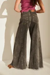 Jean de corte wide leg, tiro alto y diseño super amplio con botamanga sin costura y flecos. Color azul clásico.