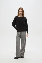 Sweater de viscosa color bordó, de calce holgado, con cuello a la base y mangas largas con puños ajustados.