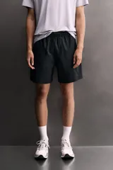 Short deportivo Zara Athleticz de tejido técnico ligero y elástico en color celeste, con cintura elástica ajustable, bolsillos frontales, aberturas laterales en el bajo y detalle de logo estampado.